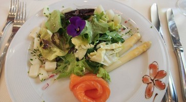 Spargelessen im Restaurant Post