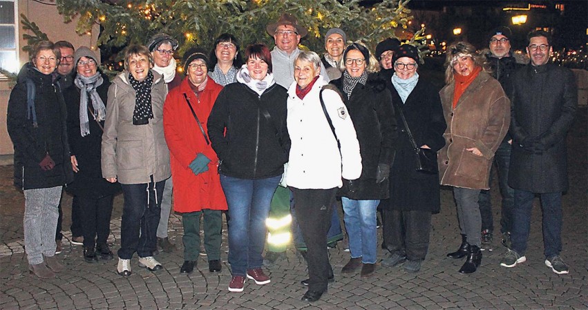 Viele Freiwillige halfen beim Aufbau der neuen Weihnachtsbeleuchtung in Laufenburg.