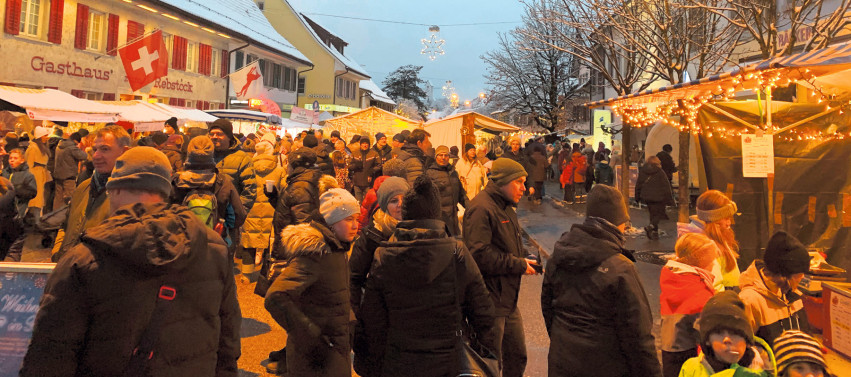 Zum 19. Mal fand der Fricker Weihnachtsmarkt auf der Hauptstrasse statt.